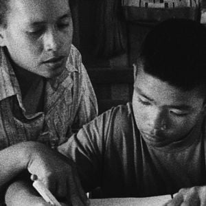 Foto Objeto Misterioso ao Meio-Dia