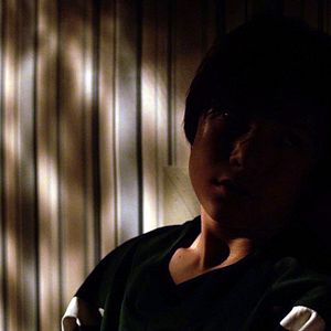 Foto O Menino Atrás da Porta