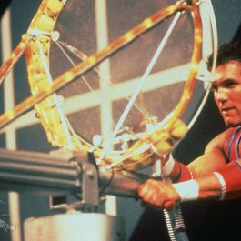 Foto Músculos e Confusão: A História Por Trás de American Gladiators