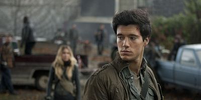 Pôster de Worlds Apart