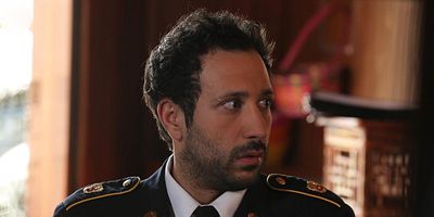 Pôster de What Normal People Do