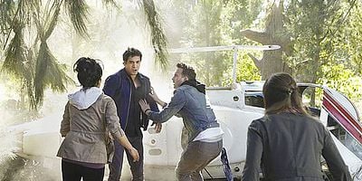 Pôster de Young Hearts Spark Fire