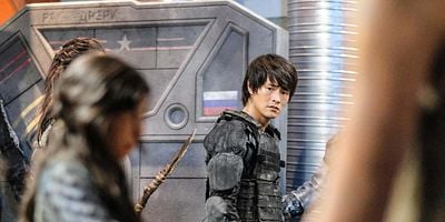 Pôster de Heavy Lies the Crown