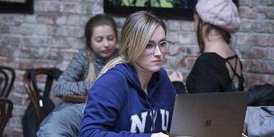 Pôster de Mum's The Word