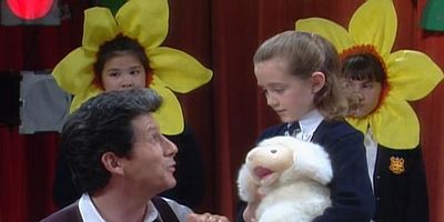 Pôster de The Show Must Go On