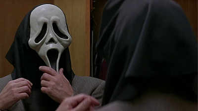 Imagem da notícia Ele aparece por apenas 1 (!) segundo em Pânico: Você reconheceu o zelador fantasiado de Freddy Krueger?