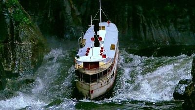 Imagem da notícia Ameaças de morte, quedas de avião e automutilação com motosserra: As catastróficas filmagens de um filme de aventura mundialmente famoso