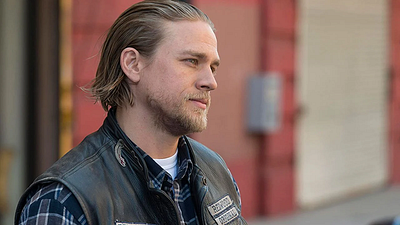 Imagem da notícia Monster: Imagens da próxima temporada da série da Netflix revelam estrela de Sons of Anarchy como um serial killer