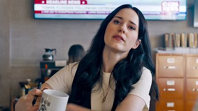 Imagem da notícia Rachel Brosnahan contratou uma bruxa para quebrar uma maldição antes da divulgação de Superman: "Levou um poço dos desejos e uma varinha"