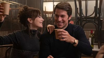 Imagem da notícia Emily em Paris: Criador da série da Netflix revela complicações futuras para o triângulo amoroso de Lily Collins