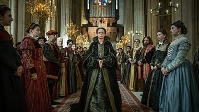 Imagem da notícia A série de época que conta a história de uma das monarcas mais infames da história: Sucesso no streaming e 2ª temporada confirmada