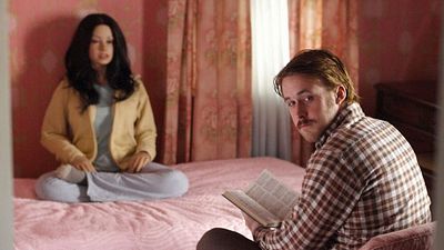 Imagem da notícia Para ver no Prime Video: O filme que traz Ryan Gosling apaixonado por uma boneca - mas não é Barbie