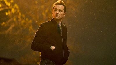 Imagem da notícia 8 episódios e 85% de aprovação: Conheça a minissérie da Netflix que levou o Emmy para Matthew Rhys