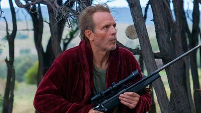 Imagem da notícia Há 40 anos, ele enfrentou o Exterminador do Futuro... Hoje, esse ator luta contra um canguru zumbi!