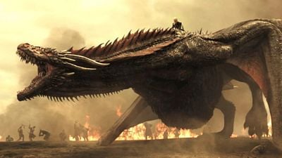 Imagem da notícia Astro de Game of Thrones embarcou em avião usando o figurino de sua cena de morte: "Chorava e estava coberto de sangue"