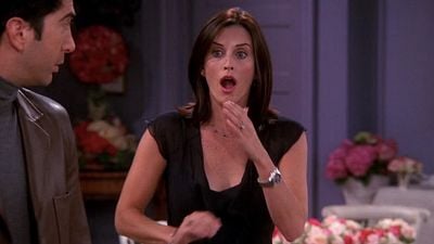 Imagem da notícia Friends: Há 30 anos, os criadores da série tiveram que enfrentar um executivo da NBC para incluir essa cena com Monica