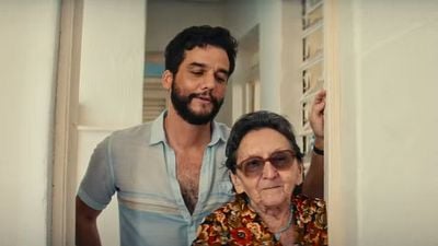 Imagem da notícia Camarote da Sapucaí homenageia O Agente Secreto com máscaras de Wagner Moura e Tânia Maria