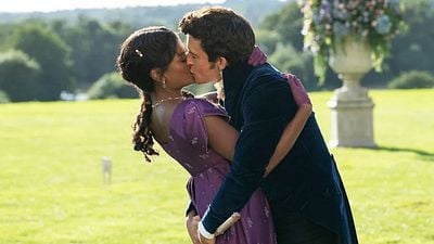 Imagem da notícia "É difícil não rir": Estrela de Bridgerton faz revelação surpreendente sobre cenas quentes na série da Netflix