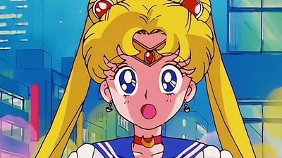 Sailor Moon não era rosa e a estética tão popular anos 90, na verdade, foi um erro; compare a versão real do desenho