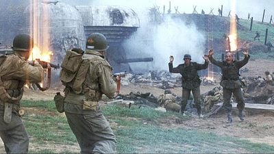 Imagem da notícia "Daqui a 20 anos, vocês vão agradecer a Deus por isso": Como Tom Hanks impediu que astros fugissem em massa de uma obra-prima dos filmes de guerra