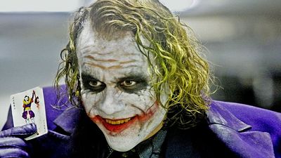 Imagem da notícia Este Easter Egg conecta a performance de Heath Ledger em O Cavaleiro das Trevas com outro famoso Coringa