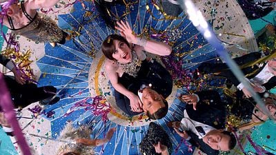 Imagem da notícia Um excesso grandioso com um elenco cheio de astros do cinema: 140 minutos de violência visual desenfreada!