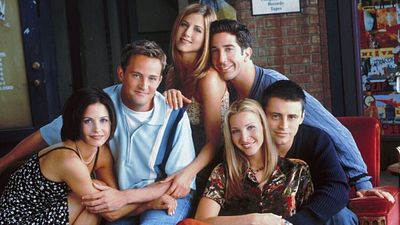 Imagem da notícia Friends perde mais um membro do elenco, apenas um ano após o falecimento de Matthew Perry