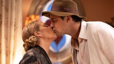 Imagem da notícia Resumo de Êta Mundo Melhor! (16 a 21/02): Zulma dá as cartas e faz chantagem cruel a Candinho para tirar Dita do xilindró