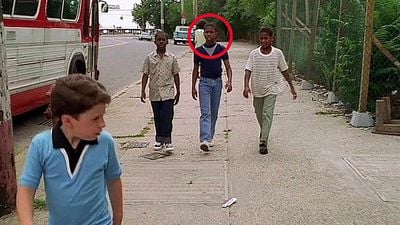 Imagem da notícia Ele começou como figurante em uma das melhores séries da história, e hoje é um dos atores mais famosos do mundo: Você o reconhece?