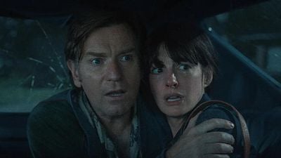 Imagem da notícia Amanhã, o Jurassic Park de Anne Hathaway estreia nos cinemas: Filme de ficção científica coloca a atriz frente a uma ameaça pré-histórica