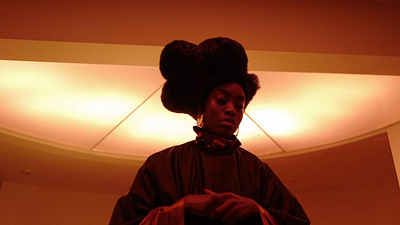 Imagem da notícia Morte misteriosa e cabeleireiros sinistros: Este é o novo filme para quem gosta de histórias de detetive