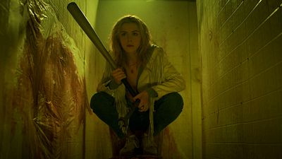 Imagem da notícia Sem seus poderes após cancelamento na Netflix, a Bruxinha Sabrina está de volta… Mas dessa vez enfrentando um serial killer