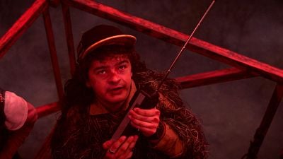 Imagem da notícia O final de Stranger Things faz mais sentido depois de saber que os irmãos Duffer começaram a filmar sem ter o roteiro finalizado