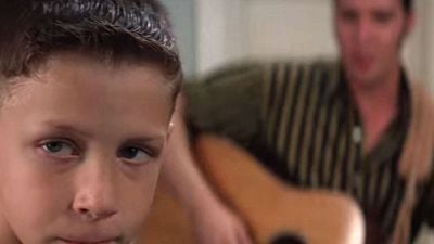 Imagem da notícia Uma das maiores estrelas de ação de todos os tempos fez uma participação especial em Forrest Gump – e você com certeza não o reconheceu!