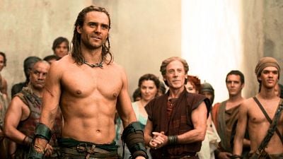 Imagem da notícia Spartacus: O que aconteceu com Dustin Clare, o gladiador Gannicus, desde o fim da série há 13 anos?