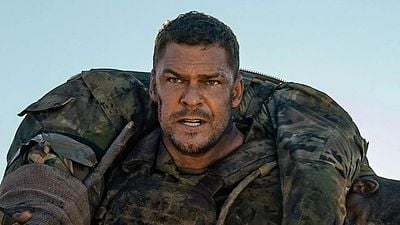 Imagem da notícia "Um paramédico! Vou morrer!": Alan Ritchson, astro de Máquina de Guerra, precisou pedir oxigênio durante as filmagens de um novo filme de ação