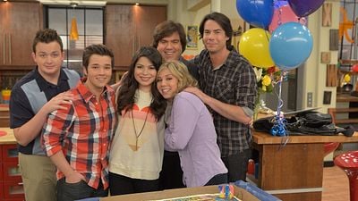 Imagem da notícia Quem é Dan Schneider? Produtor acusado em Quiet on Set comandou 5 séries MUITO famosas que você provavelmente já viu