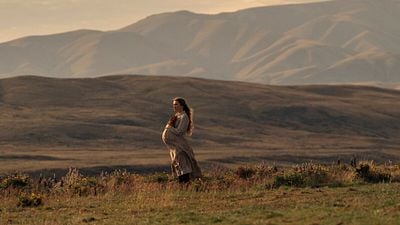 Imagem da notícia Apenas 7 episódios e número 1 na Netflix em 40 países: A minissérie que depois de 70 anos atualiza um dos filmes mais icônicos da história