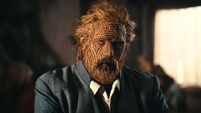 Imagem da notícia É o filme mais louco do ano, sem dúvida: Alexander Skarsgard se transforma completamente no sensacional trailer dessa comédia sombria