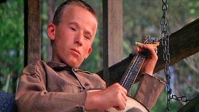 Imagem da notícia Há 54 anos, este garoto usou a magia do cinema para tocar banjo com uma mão só: assim nasceu uma das cenas mais lendárias do cinema de aventura e um enorme sucesso musical