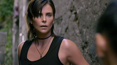 Imagem da notícia "Sei que foi um dia difícil quando não consigo sentar no vaso sanitário": Charlize Theron reclama sobre problema que só quem faz filmes de ação enfrenta