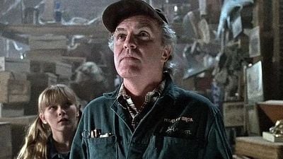 Imagem da notícia Ator de Jumanji e Top Gun morre aos 81 anos: Enteado é investigado pela polícia após assassinato do artista