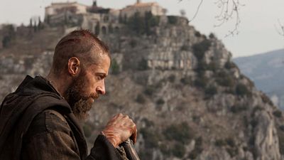 Imagem da notícia Ganhou 3 Oscars e arrecadou mais de 440 milhões de dólares: Espetáculo épico com Hugh Jackman e Russell Crowe