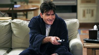 Two and Half Men 2.0 está chegando: 12 anos após a demissão de Charlie Sheen, nova série de Chuck Lorre tem data de estreia