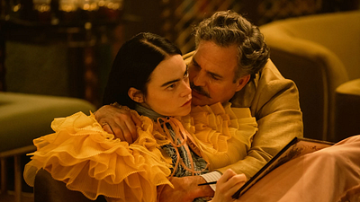 Imagem da notícia Sexo demais? Novo filme com Emma Stone premiado no Globo de Ouro quase foi barrado por suas “cenas fortes”