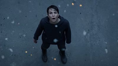 Imagem da notícia Hoje, no streaming, um filme de ficção científica que se tornou viral: A atriz principal interpreta 7 personagens diferentes