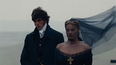 Imagem da notícia "Cachos de cabelo, fotos e velas": Margot Robbie conta que tinha um altar para Jacob Elordi durante as filmagens de O Morro dos Ventos Uivantes