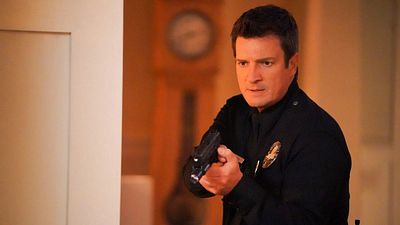 Imagem da notícia Retorno planejado para The Rookie: Nathan Fillion confirma que não quer desistir desses personagens