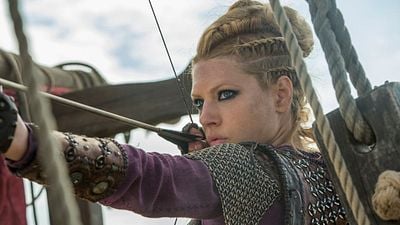 Imagem da notícia "Não conseguia respirar": O maior perigo para Katheryn Winnick em Vikings não foi uma cena de batalha, mas um erro que poderia ter custado caro