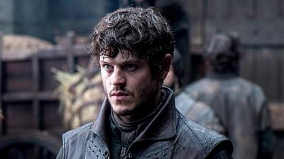 Imagem da notícia Como está o ator que fez Ramsay Bolton em Game of Thrones hoje em dia? 9 anos depois, ele já estrelou outra série histórica ao lado de Anthony Hopkins